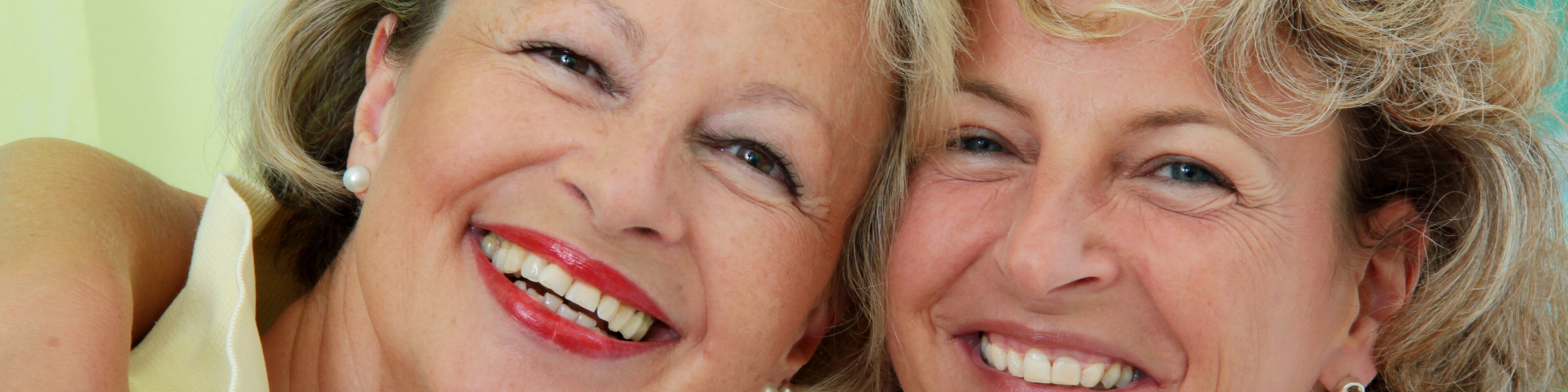 Zwei Frauen lachen in die Kamera | © wildworx - Fotolia